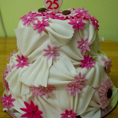 Fan & Gebera Wedding Cake