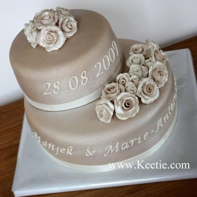 Sandcoloured Weddingcake With Roses