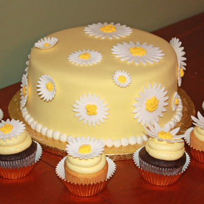 Daisy Retirement Cake With Matching Cupcakes