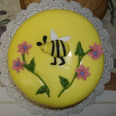 A Better View Of Busy Bee Cake.
