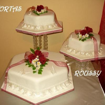 Torta Exagonal Con Blondas Nacaradas Y Rosas Rojas