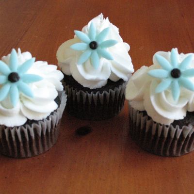 Bridal Shower Cupcakes To Match Sheetcake