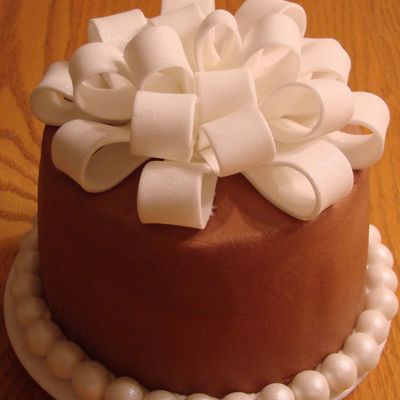 First Fondant Bow And Pearls!