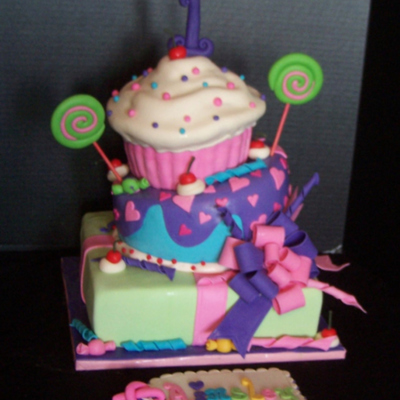 Topsy Turvy Gift Box With Giant Cupcake