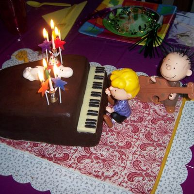 Snoopy Piano Cake
