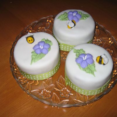 Mini Bees Cakes