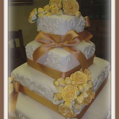 Gold Roses Wedding Cake