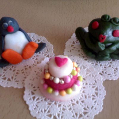 Sugar Paste Figures:pingu And The Kissing Frog