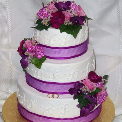 Wedding Cake With Fresh Flowers
