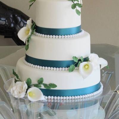 Calla Lilies & Roses Wedding Cake