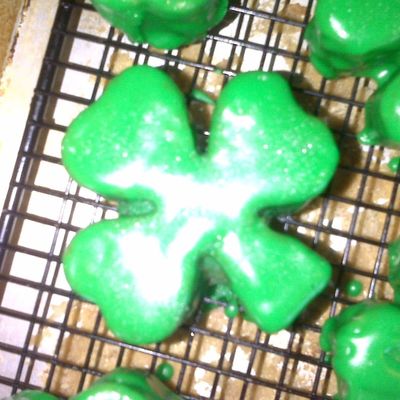 Shamrock Mimi Cakes With Poured Fondnat