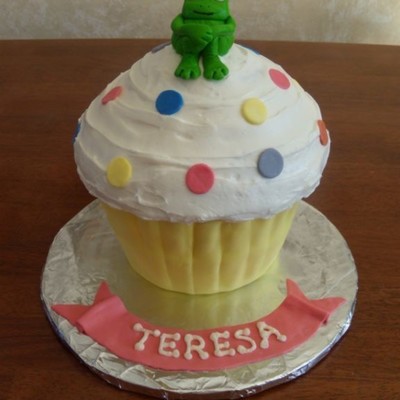 Giant Cupcake W/frog