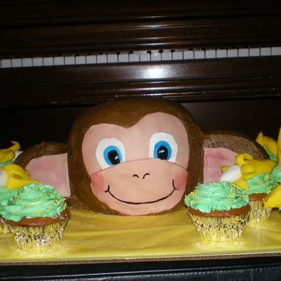 Monkey Birthday Cake With Fondant Banana Cupcakes