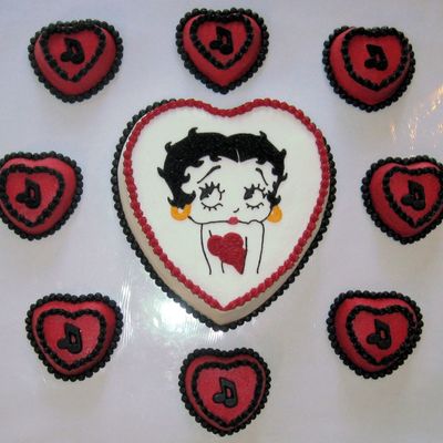 Betty Boop Heart Cake Wih Mini Cakes