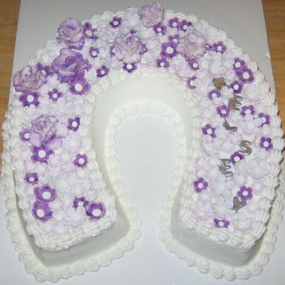 Horseshoe Cake With Fondant Flowers