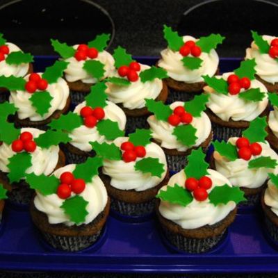 Holly Cupcake