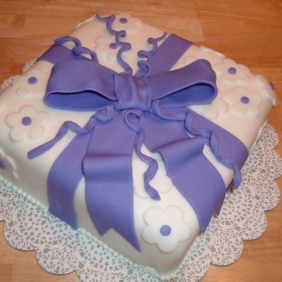 Gift Cake Level 3 Wilton