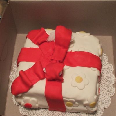 Red Present Cake
