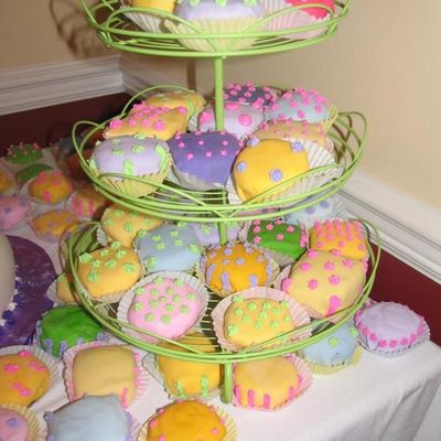 Wedding Cupcakes Wrapped In Rolled Fondant!