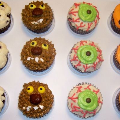 Creepy And Cooky Halloween Cupcakes