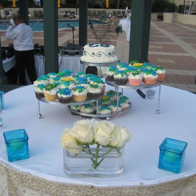 Peacock Themed Wedding Cake With Cupcakes