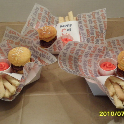 4Th Of July Cupcake Hamburgers......
