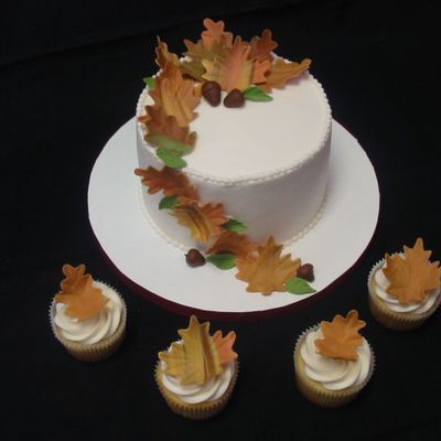 Thanksgiving Wedding Cake & Cupcakes