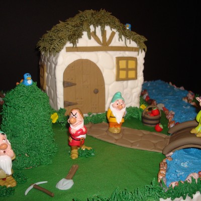 Disney's Snow White And The 7 Seven Dwarfs Cake With Cottage