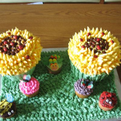 3D Sunflowers With Bug Cupcakes