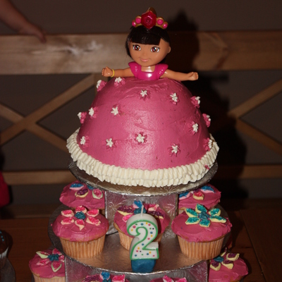 Dora Cake With Cupcakes