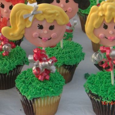 Homecoming_Cheerleader_Cupcake.jpg