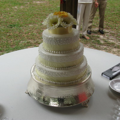 Round Wedding Cake With Ribbon