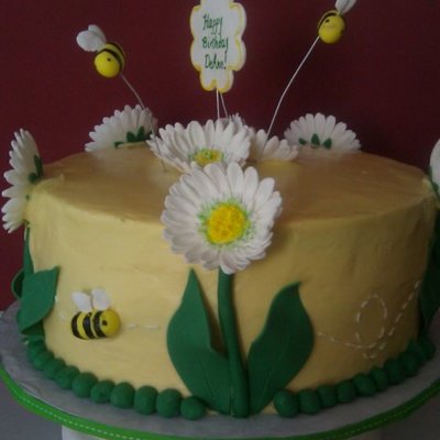 White Daisy Cake