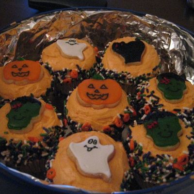 Halloween Cupcakes With Mini Cookies