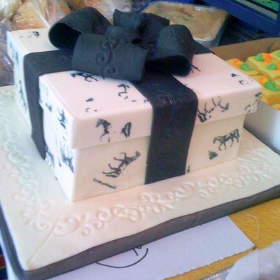 Present Cake With Horse-Print Box