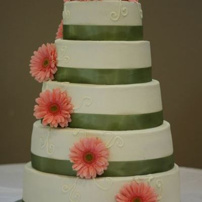 Buttercream Wedding Cake With Fresh Daisies And Piping