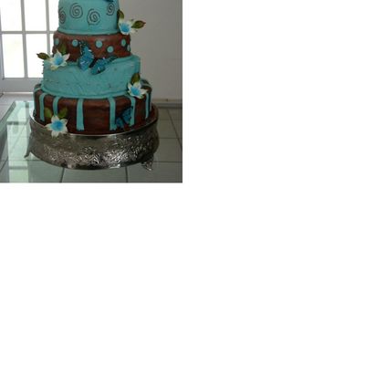 Bizcocho De Vainilla Y Chocolate En Pasta Laminada Con Mariposas De Papel Y Flores De Azucar