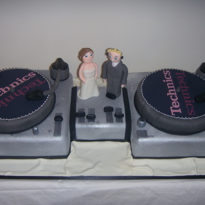 Dj Decks Wedding Cake