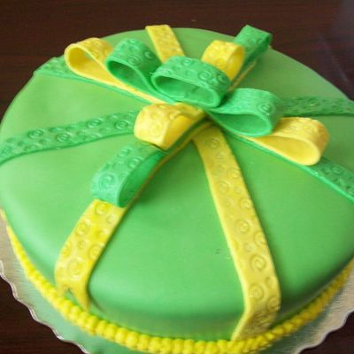 Green & Yellow Gift Cake