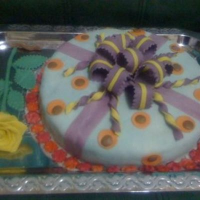 Round Gift Cake For Rose