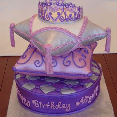 Pillow Cakes With Tiara