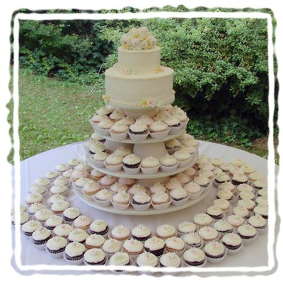 Buttercream And Fondant Rounds With Cupcakes