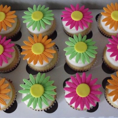 Bright Daisy Cupcakes