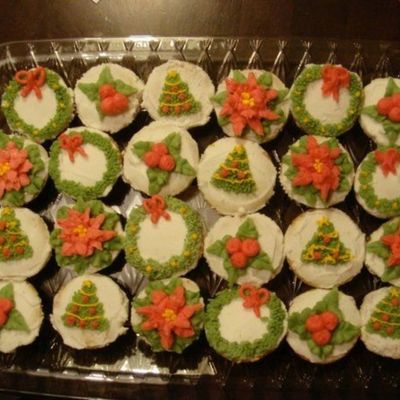 Christmas Themed Mini Cupcakes
