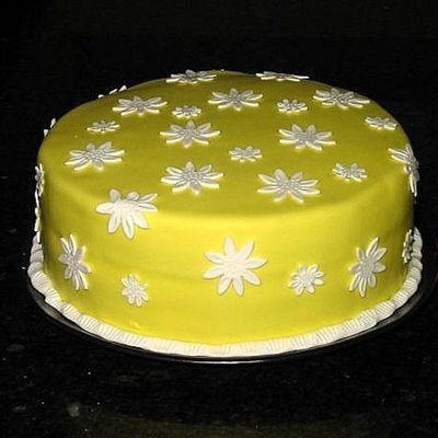 Yellow Fondant With White Fondant Daisies