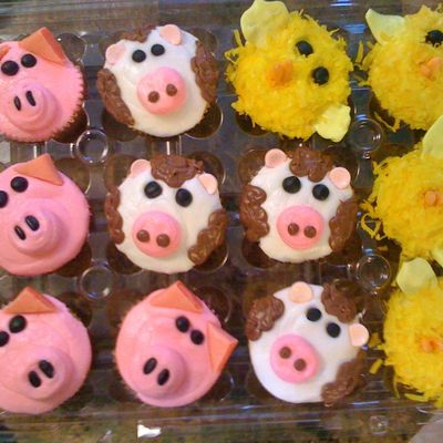 Farm Animal Cuppies To Go Along With The Barn Yard Cake.