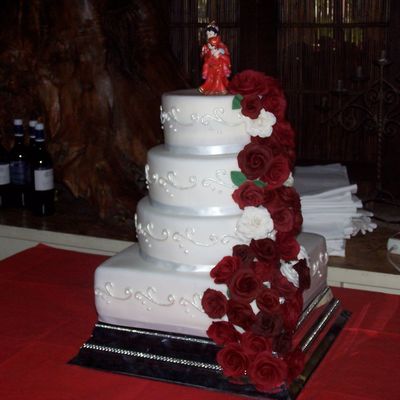 Weddingcake With Roses