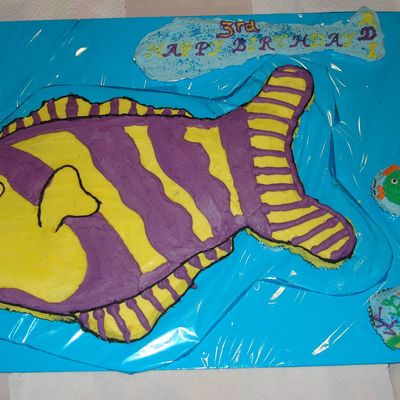 Fish Cupcake Cake In Ocean