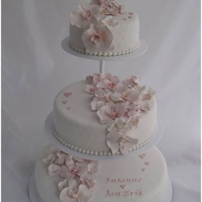 Orchid And Hydrangea Wedding Cake