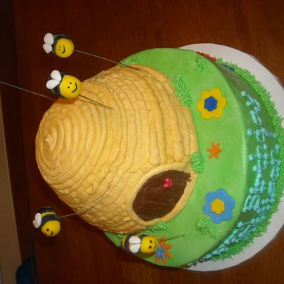 Last Minute Bee Birthday Cake